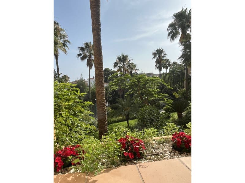 2 slaapkamer Appartement te koop in Los Monteros met zwembad - € 1.350.000 (Ref: 9574915)