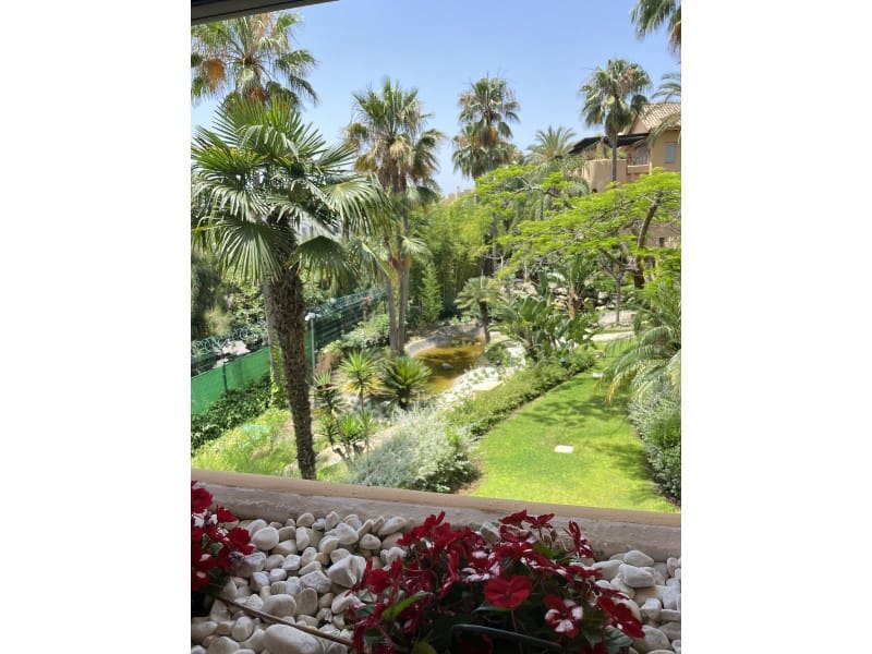 2 slaapkamer Appartement te koop in Los Monteros met zwembad - € 1.350.000 (Ref: 9574915)