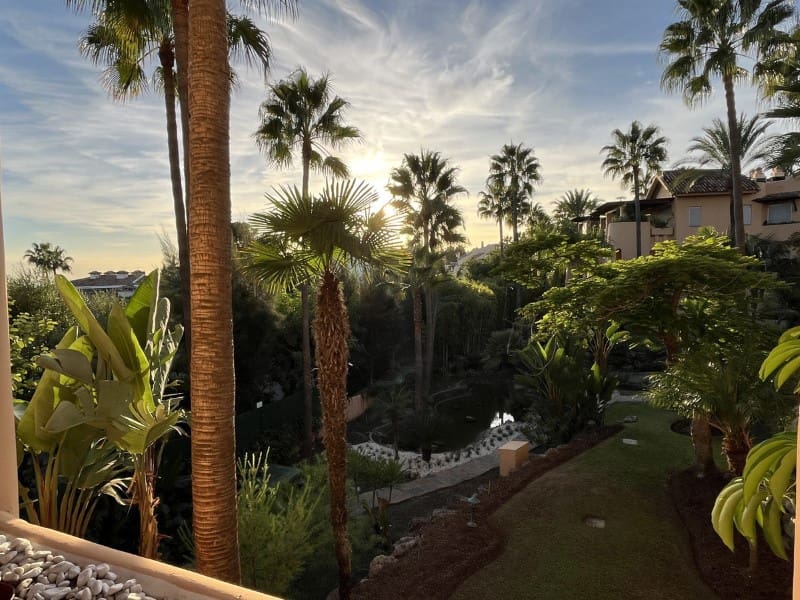 2 slaapkamer Appartement te koop in Los Monteros met zwembad - € 1.350.000 (Ref: 9574915)