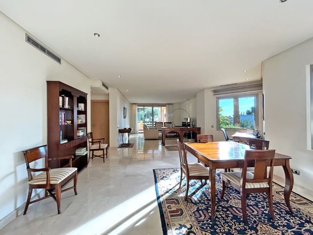 Apartamento de 2 habitaciones en Los Monteros, Marbella en venta con piscina - 1.350.000 € (Ref: 9574915)