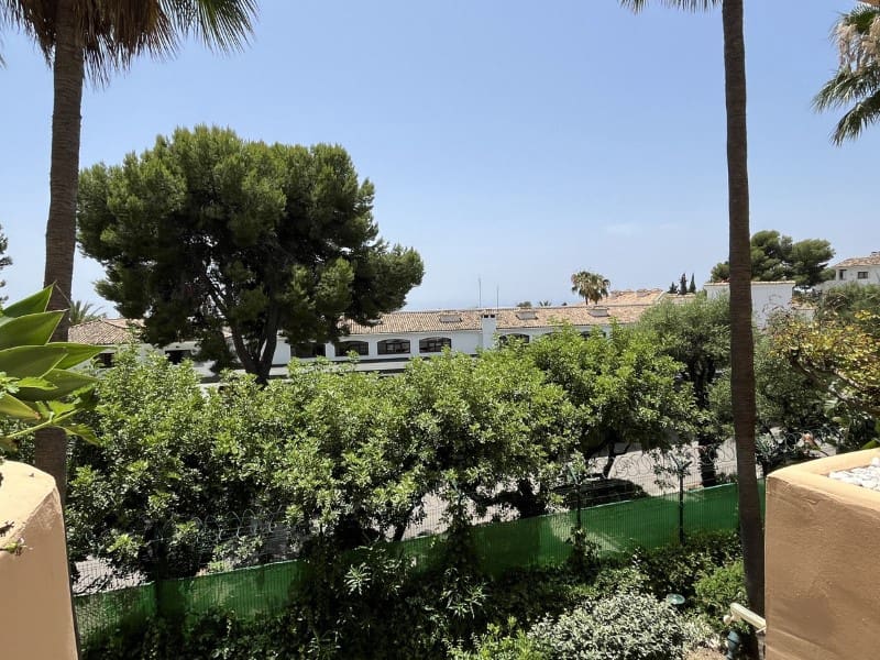 2 slaapkamer Appartement te koop in Los Monteros met zwembad - € 1.350.000 (Ref: 9574915)