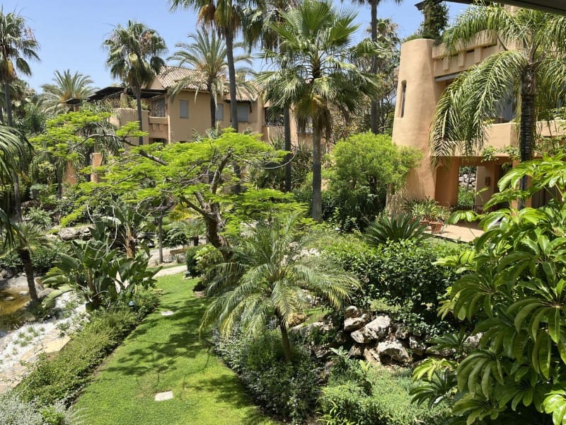 2 slaapkamer Appartement te koop in Los Monteros met zwembad - € 1.350.000 (Ref: 9574915)