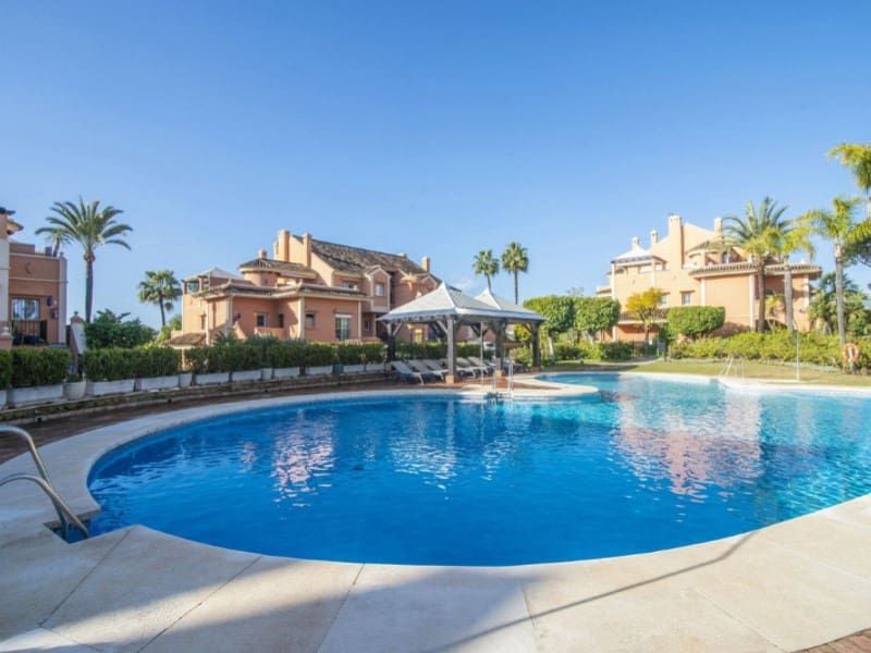 3 sovrum Lägenhet till salu i Nueva Andalucia med pool - 775 000 € (Ref: 9574923)