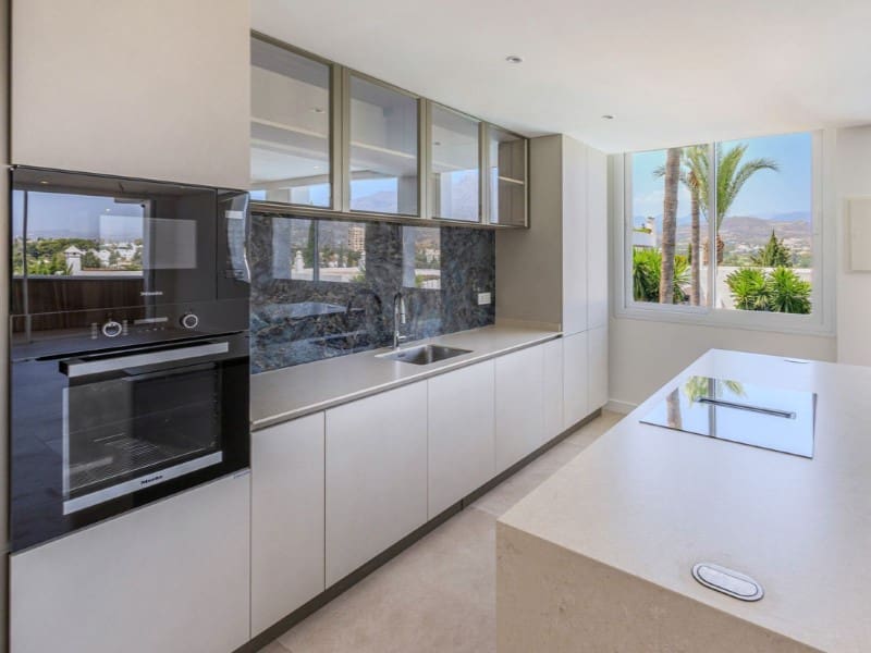 2 sovrum Lägenhet till salu i Nueva Andalucia med pool garage - 690 000 € (Ref: 9574928)