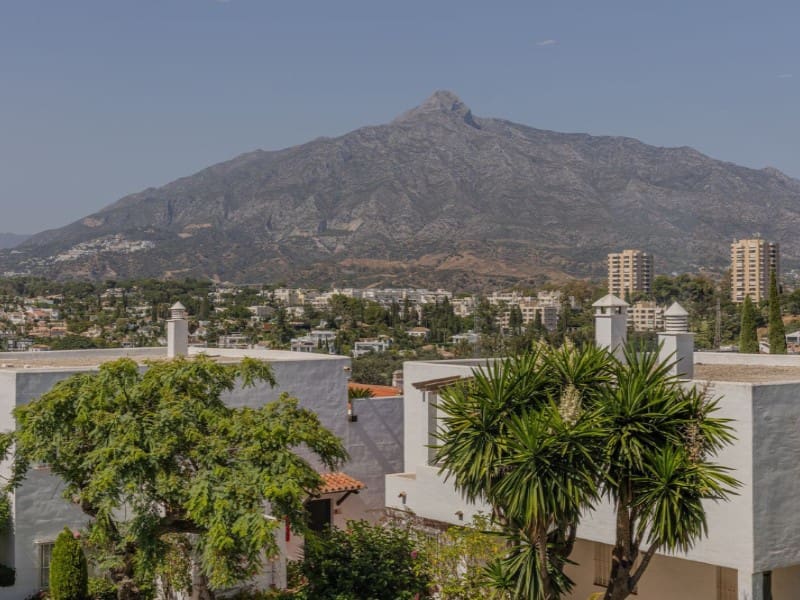 2 sovrum Lägenhet till salu i Nueva Andalucia med pool garage - 690 000 € (Ref: 9574928)