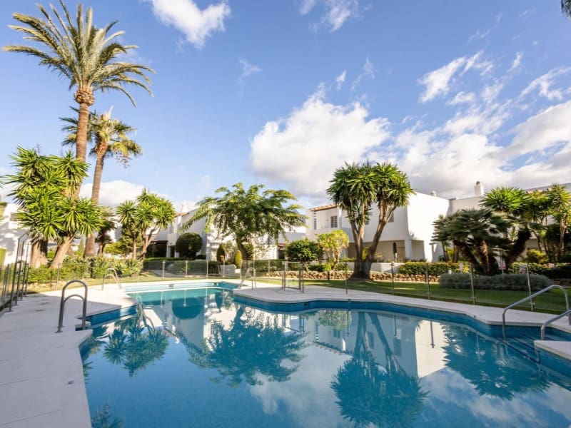 2 sovrum Lägenhet till salu i Nueva Andalucia med pool garage - 690 000 € (Ref: 9574928)