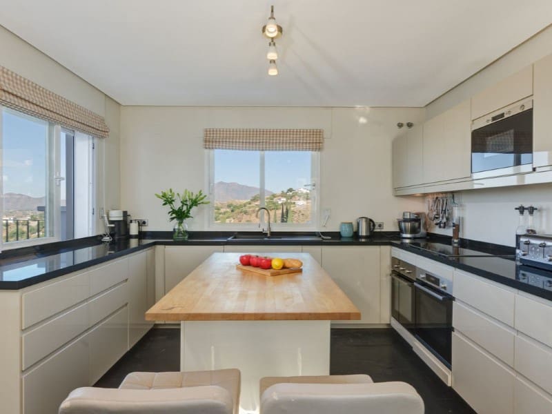 6 sovrum Villa till salu i Las Lagunas de Mijas med pool garage - 1 850 000 € (Ref: 9574936)