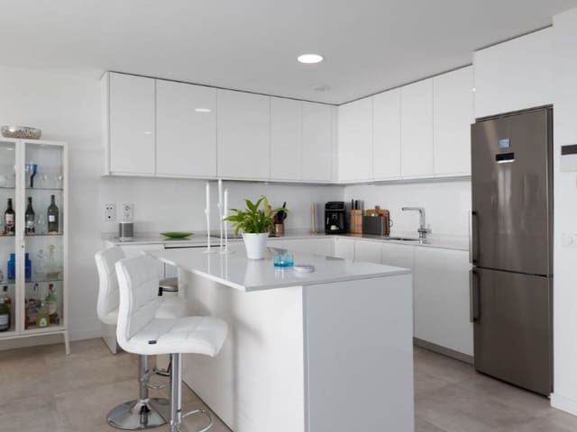 2 Zimmer Apartment zu verkaufen in Puerto de Estepona, Estepona mit Pool - 875.000 € (Ref: 9574941)