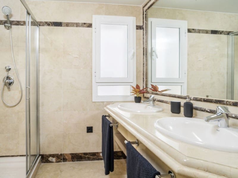 Apartamento de 3 habitaciones en Marbella en venta con piscina garaje - 1.020.000 € (Ref: 9574946)