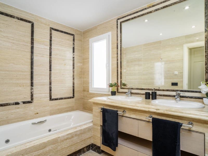 Apartamento de 3 habitaciones en Marbella en venta con piscina garaje - 1.020.000 € (Ref: 9574946)