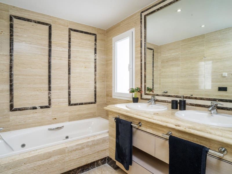 Apartamento de 3 habitaciones en Marbella en venta con piscina garaje - 1.020.000 € (Ref: 9574946)