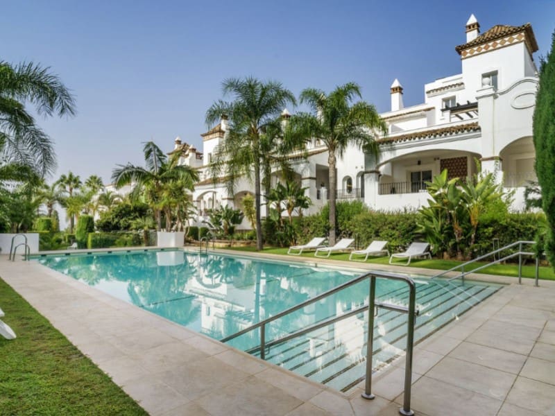 Apartamento de 3 habitaciones en Marbella en venta con piscina garaje - 925.000 € (Ref: 9574947)