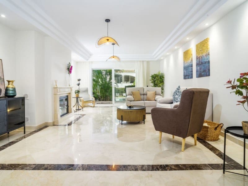 Apartamento de 3 habitaciones en Marbella en venta con piscina garaje - 925.000 € (Ref: 9574947)