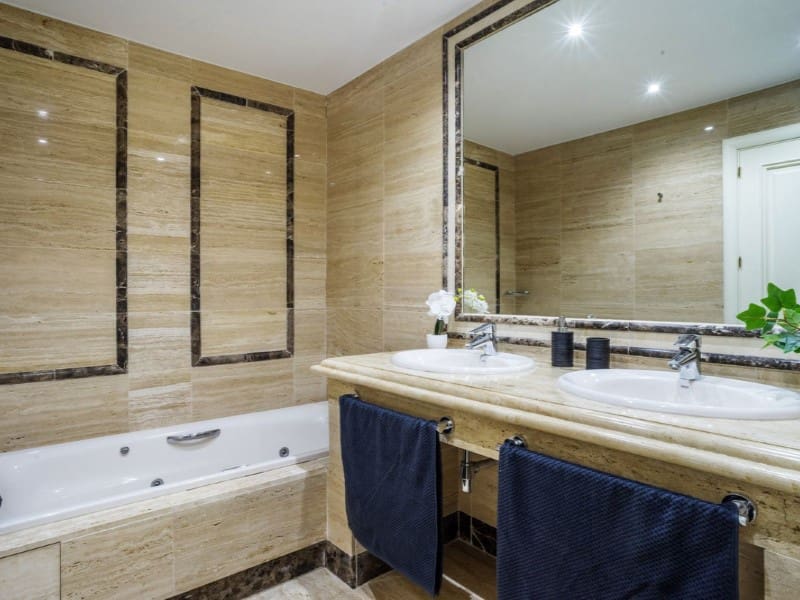 Apartamento de 3 habitaciones en Marbella en venta con piscina garaje - 925.000 € (Ref: 9574947)