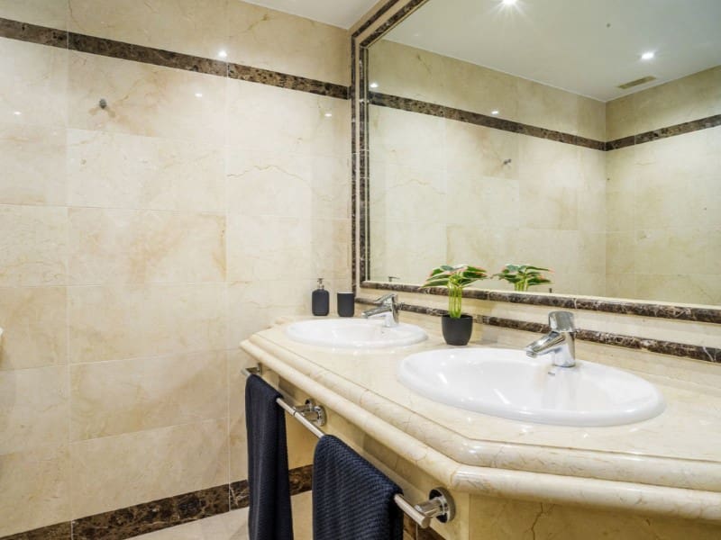 Apartamento de 3 habitaciones en Marbella en venta con piscina garaje - 925.000 € (Ref: 9574947)