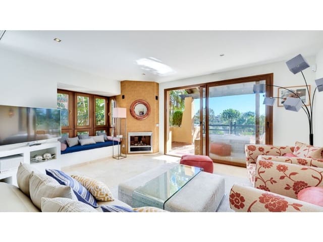 Apartamento de 3 habitaciones en Atalaya-Isdabe, Estepona en venta con piscina - 995.000 € (Ref: 9574953)