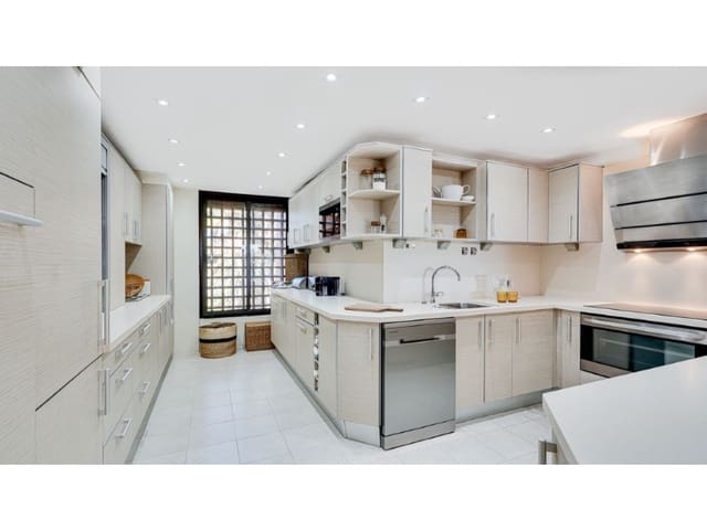 Apartamento de 3 habitaciones en Atalaya-Isdabe, Estepona en venta con piscina - 995.000 € (Ref: 9574953)