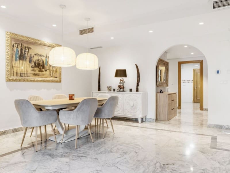 Apartamento de 2 habitaciones en Los Monteros en venta con piscina garaje - 950.000 € (Ref: 9574956)