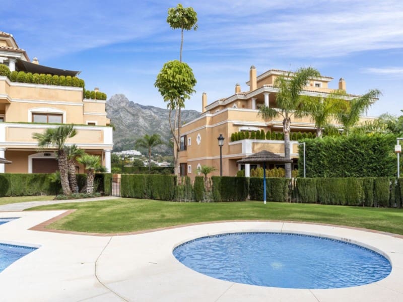 Apartamento de 2 habitaciones en Los Monteros en venta con piscina garaje - 950.000 € (Ref: 9574956)