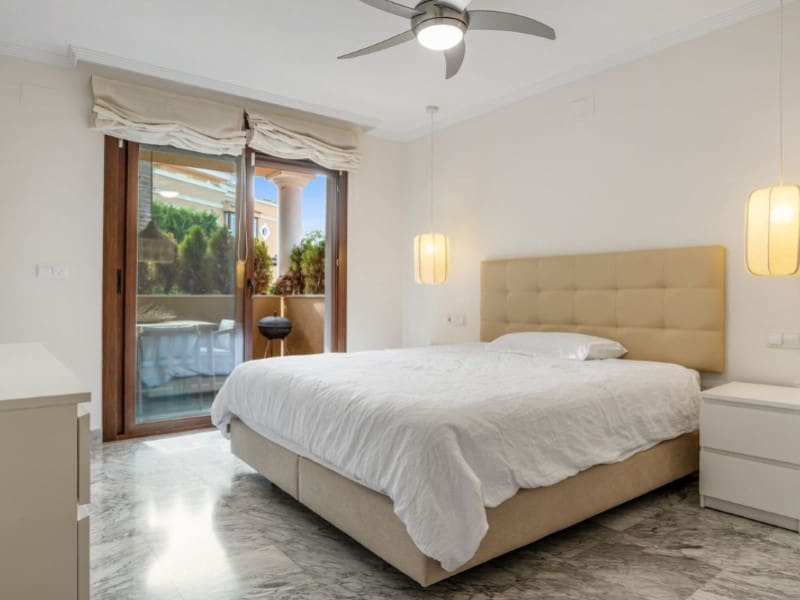 Apartamento de 2 habitaciones en Los Monteros en venta con piscina garaje - 950.000 € (Ref: 9574956)