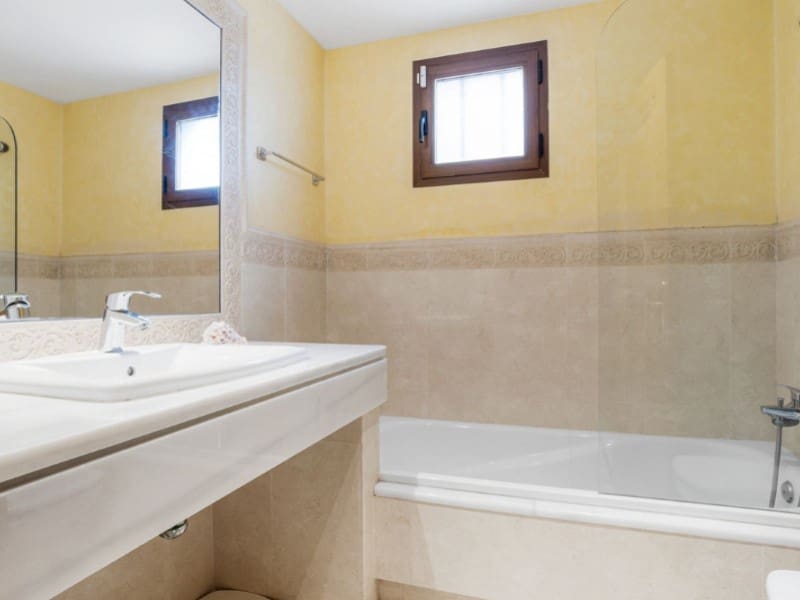 Apartamento de 2 habitaciones en Los Monteros en venta con piscina garaje - 950.000 € (Ref: 9574956)