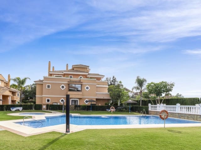 Apartamento de 2 habitaciones en Los Monteros, Marbella en venta con piscina garaje - 950.000 € (Ref: 9574956)