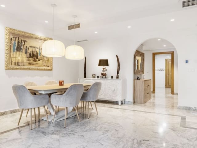 Apartamento de 2 habitaciones en Los Monteros, Marbella en venta con piscina garaje - 950.000 € (Ref: 9574956)