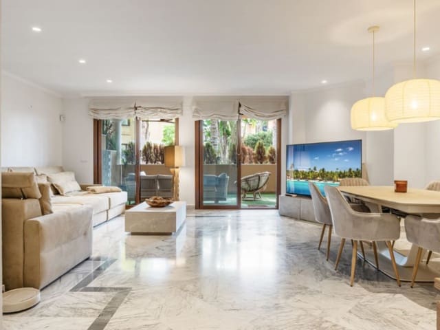 Apartamento de 2 habitaciones en Los Monteros, Marbella en venta con piscina garaje - 950.000 € (Ref: 9574956)