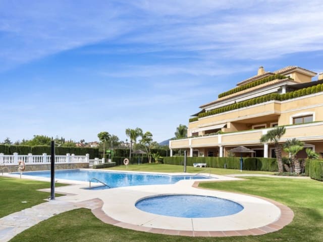 Apartamento de 2 habitaciones en Los Monteros, Marbella en venta con piscina garaje - 950.000 € (Ref: 9574956)