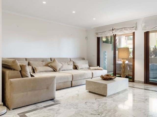 Apartamento de 2 habitaciones en Los Monteros, Marbella en venta con piscina garaje - 950.000 € (Ref: 9574956)