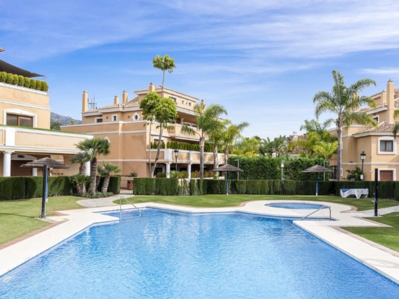 Apartamento de 2 habitaciones en Los Monteros en venta con piscina garaje - 950.000 € (Ref: 9574956)