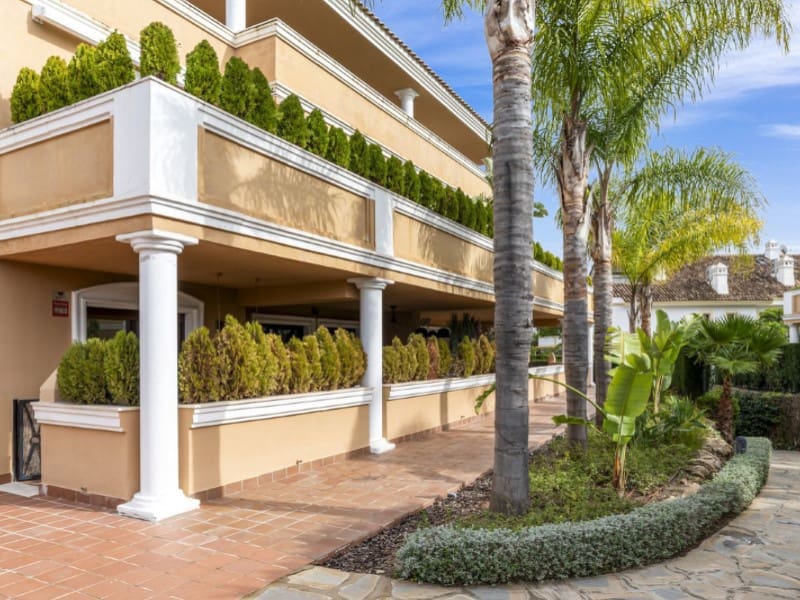 Apartamento de 2 habitaciones en Los Monteros en venta con piscina garaje - 950.000 € (Ref: 9574956)