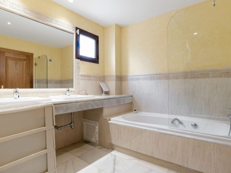 Apartamento de 2 habitaciones en Los Monteros en venta con piscina garaje - 950.000 € (Ref: 9574956)