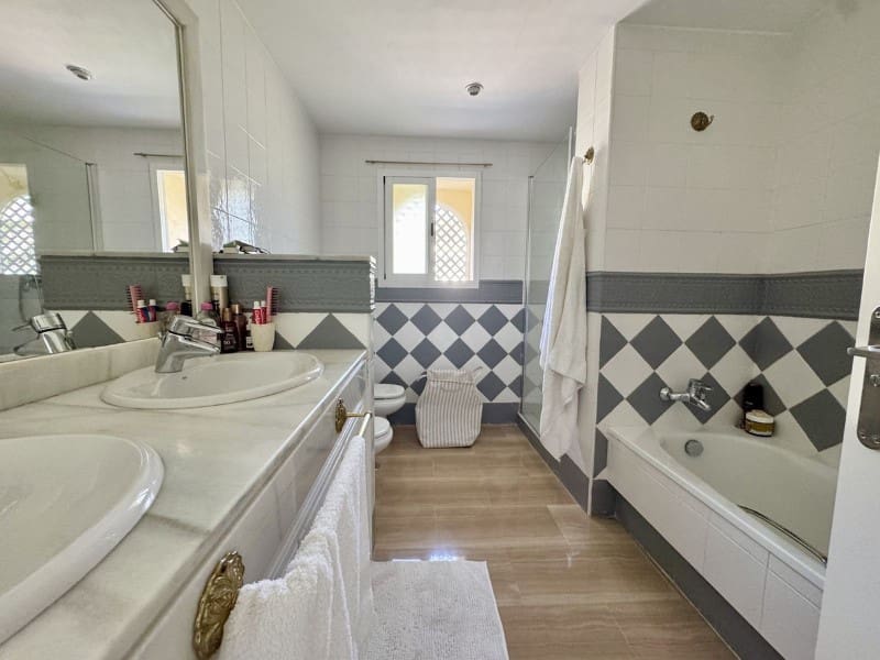 3 slaapkamer Appartement te koop in Elviria met zwembad garage - € 849.000 (Ref: 9574974)