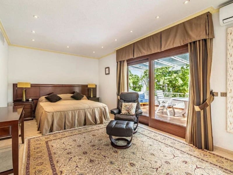 Chalet de 5 habitaciones en Estepona en venta - 2.400.000 € (Ref: 9574977)