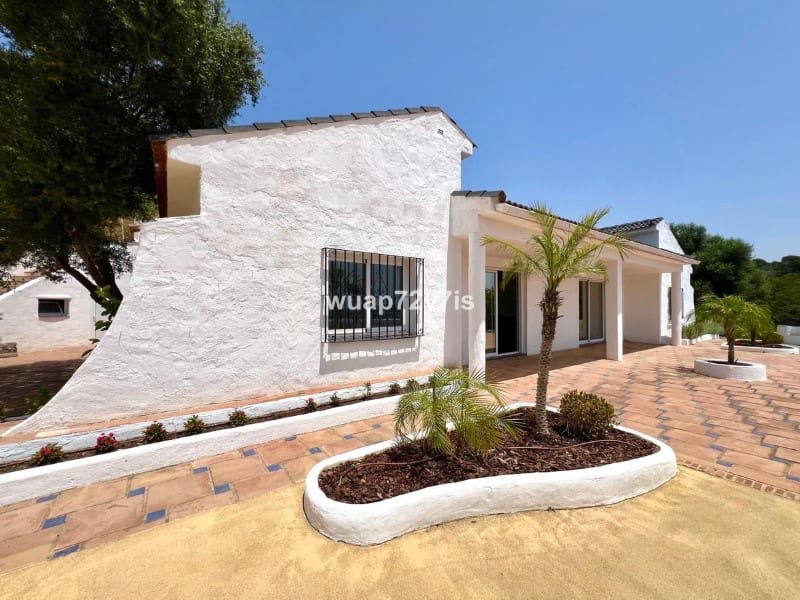 5 Zimmer Villa zu verkaufen in Estepona mit Pool - 1.200.000 € (Ref: 9574981)