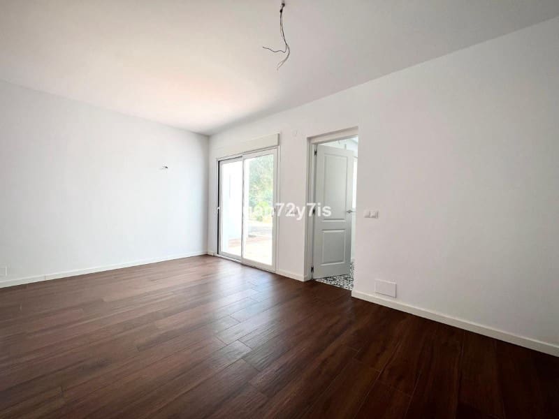 5 Zimmer Villa zu verkaufen in Estepona mit Pool - 1.200.000 € (Ref: 9574981)