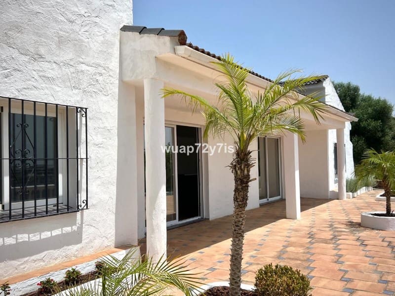 5 Zimmer Villa zu verkaufen in Estepona mit Pool - 1.200.000 € (Ref: 9574981)