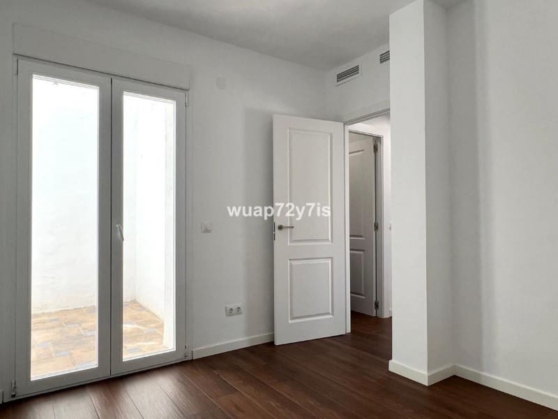 5 Zimmer Villa zu verkaufen in Estepona mit Pool - 1.200.000 € (Ref: 9574981)