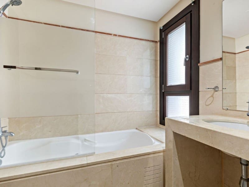 4 chambre Villa/Maison à vendre à Benahavis avec piscine - 525 000 € (Ref: 9574998)