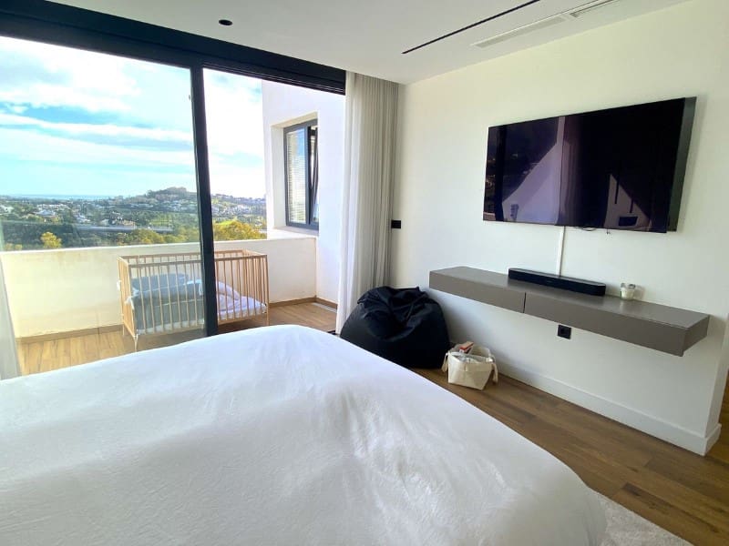 4 makuuhuone Paritalo myytävänä paikassa La Quinta mukana uima-altaan - 1 495 000 € (Ref: 9575003)