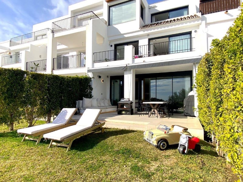 4 makuuhuone Paritalo myytävänä paikassa La Quinta mukana uima-altaan - 1 495 000 € (Ref: 9575003)