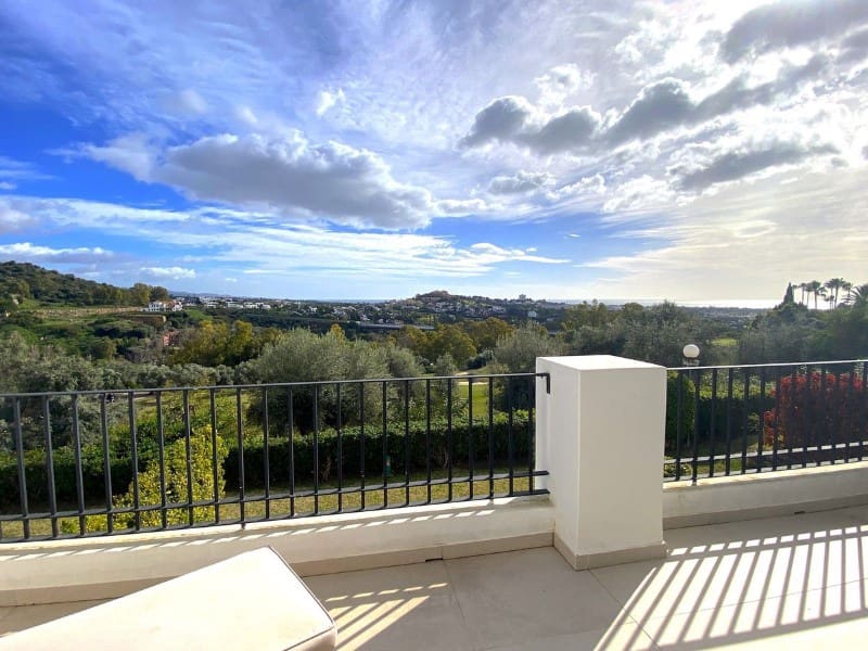 4 makuuhuone Paritalo myytävänä paikassa La Quinta mukana uima-altaan - 1 495 000 € (Ref: 9575003)