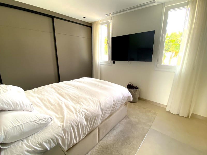 4 makuuhuone Paritalo myytävänä paikassa La Quinta mukana uima-altaan - 1 495 000 € (Ref: 9575003)