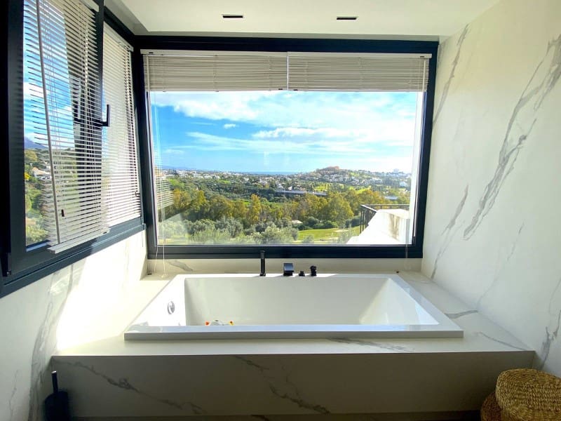 4 makuuhuone Paritalo myytävänä paikassa La Quinta mukana uima-altaan - 1 495 000 € (Ref: 9575003)