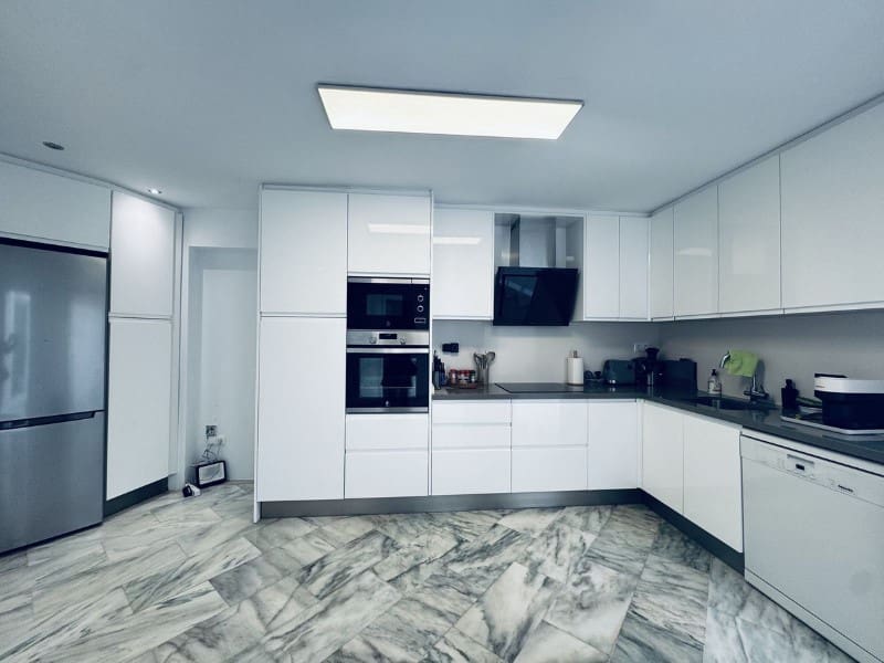 3 makuuhuone Huoneisto myytävänä paikassa Marbella mukana uima-altaan - 780 000 € (Ref: 9576449)