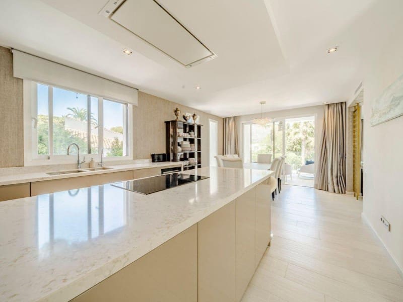 7 bedroom Villa for sale in Marbella - € 3,550,000 (Ref: 9576450)