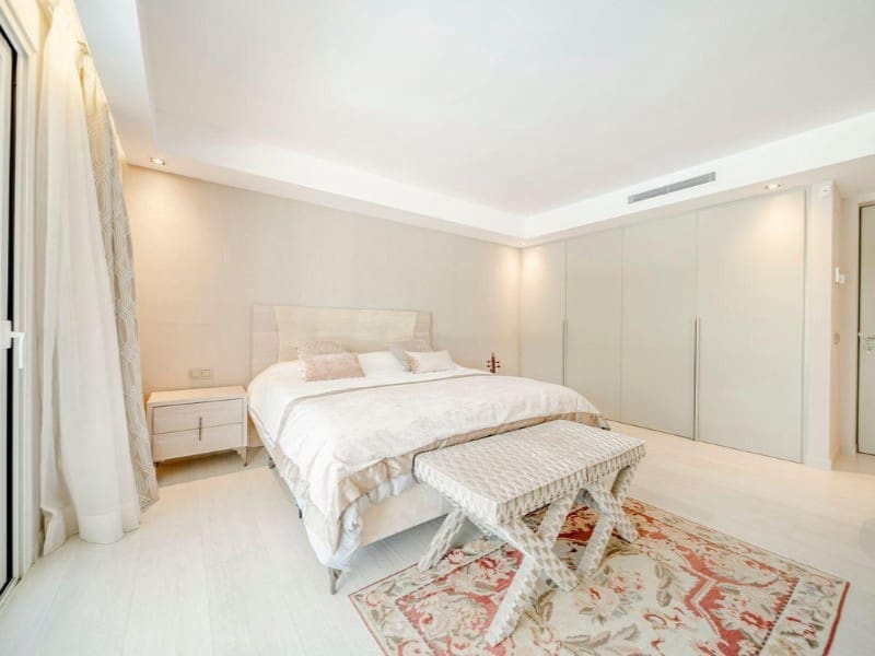 7 bedroom Villa for sale in Marbella - € 3,550,000 (Ref: 9576450)