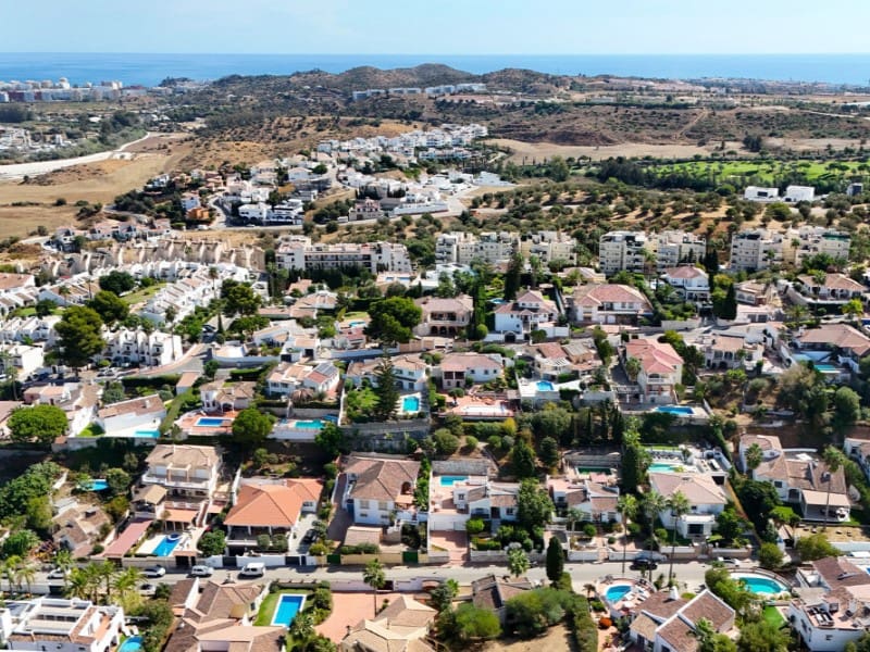 Chalet de 3 habitaciones en Mijas en venta con piscina - 699.000 € (Ref: 9576457)