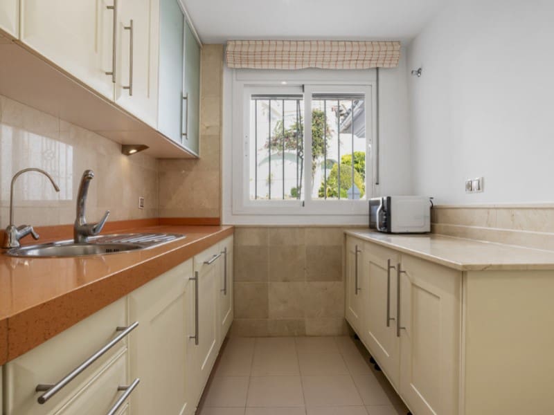 4 bedroom Apartment for sale in Nueva Andalucia with pool - € 725,000 (Ref: 9576460)